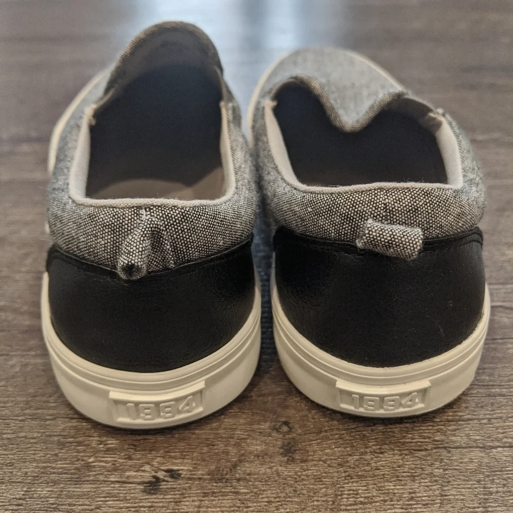 NWOT Old Navy Boy's Gray Slip On Shoes Size 4